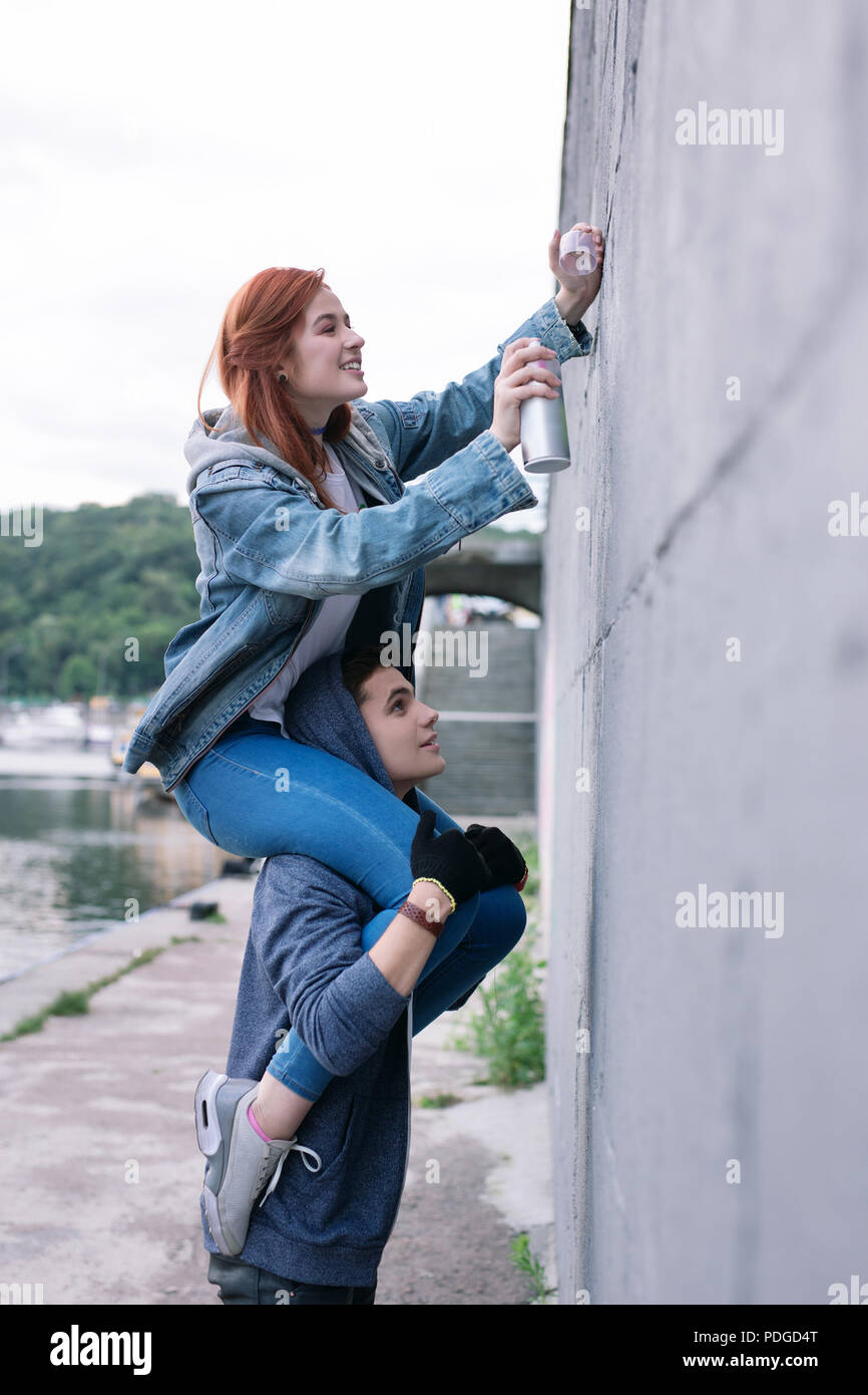 Felice bella donna di disegno di un graffiti data romantico. Foto Stock