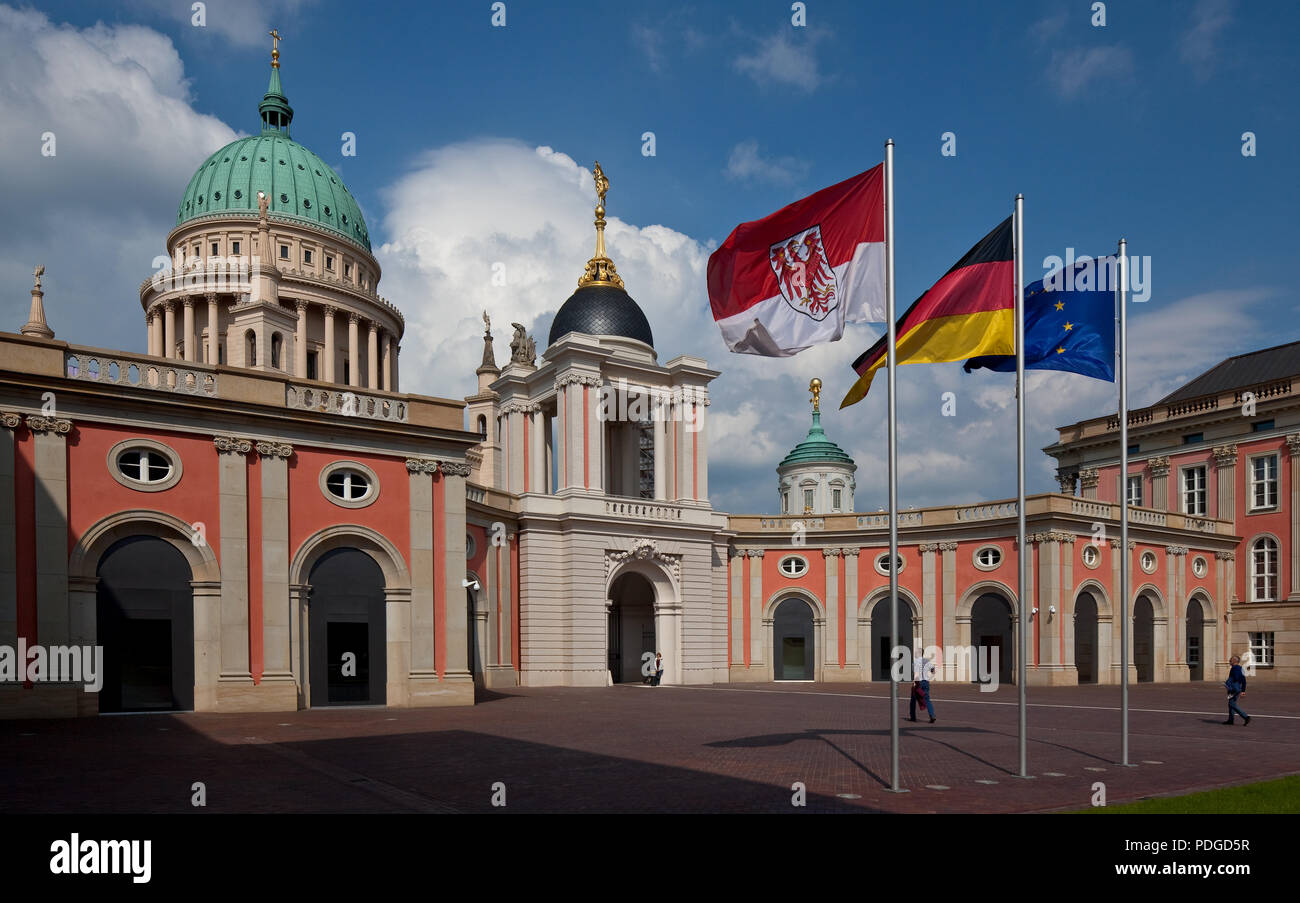 Hof nach Nordosten mit Fortunaportal, um 1700 zerstört, 1945 Wiederaufbau 2002, hinten links Nikolaikirche 1830-35, 1843-48 Kuppel, rechts Rathausturm Foto Stock