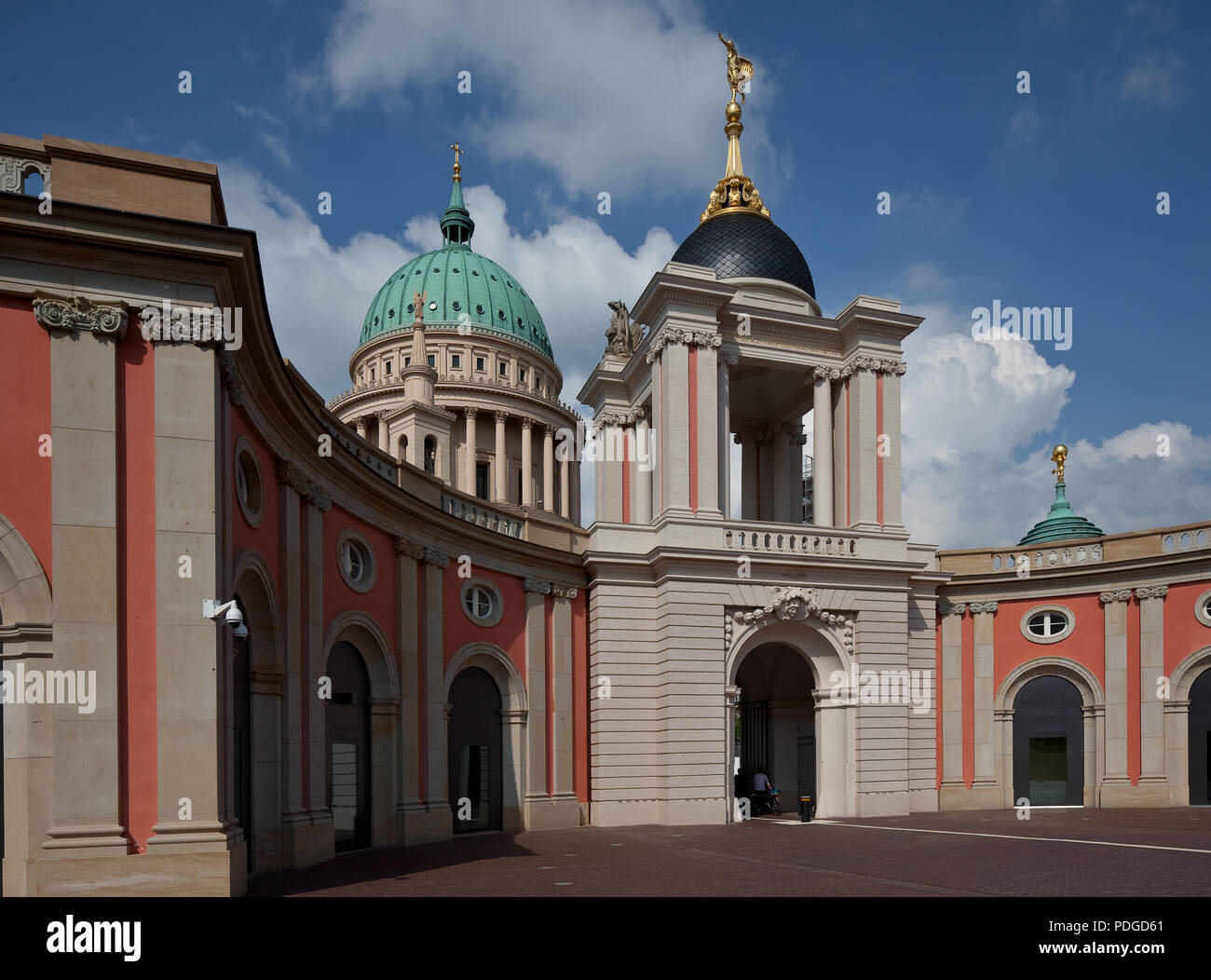 Hof nach Nordosten mit Fortunaportal, um 1700 zerstört, 1945 Wiederaufbau 2002, hinten links Nikolaikirche 1830-35, 1843-48 Kuppel, rechts Rathausturm Foto Stock