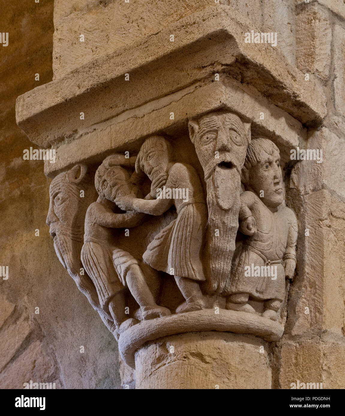 Anzy-le-Duc Burgund. Prioratskirche erbaut 10-11 Jh Figurenkapitell mit raufenden Männern und Fabelwesen Foto Stock