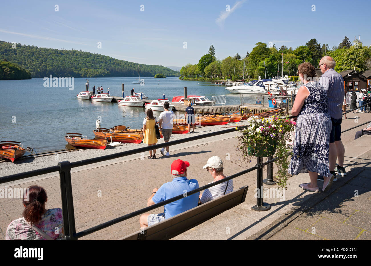 Persone turisti visitatori al lago in estate Bowness sul Windermere Lake District National Park Cumbria Inghilterra Regno Unito GB Gran Bretagna Foto Stock