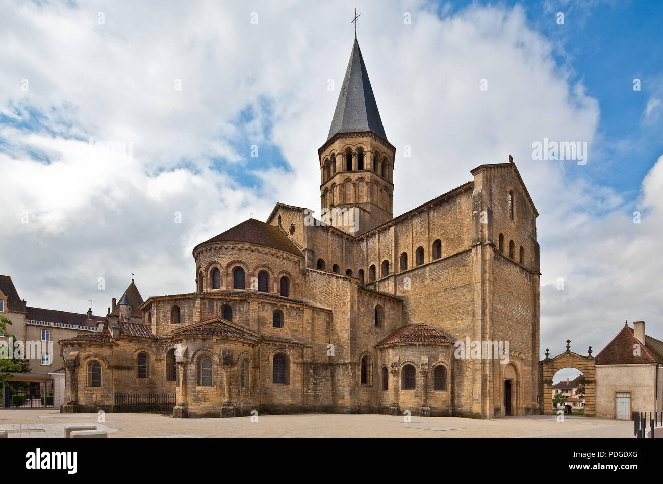 Frankr Paray-le Monial Burgund Basilika Sacre-Coeur 70859 Begonnen um 1100 Ansicht von Nordosten Foto Stock