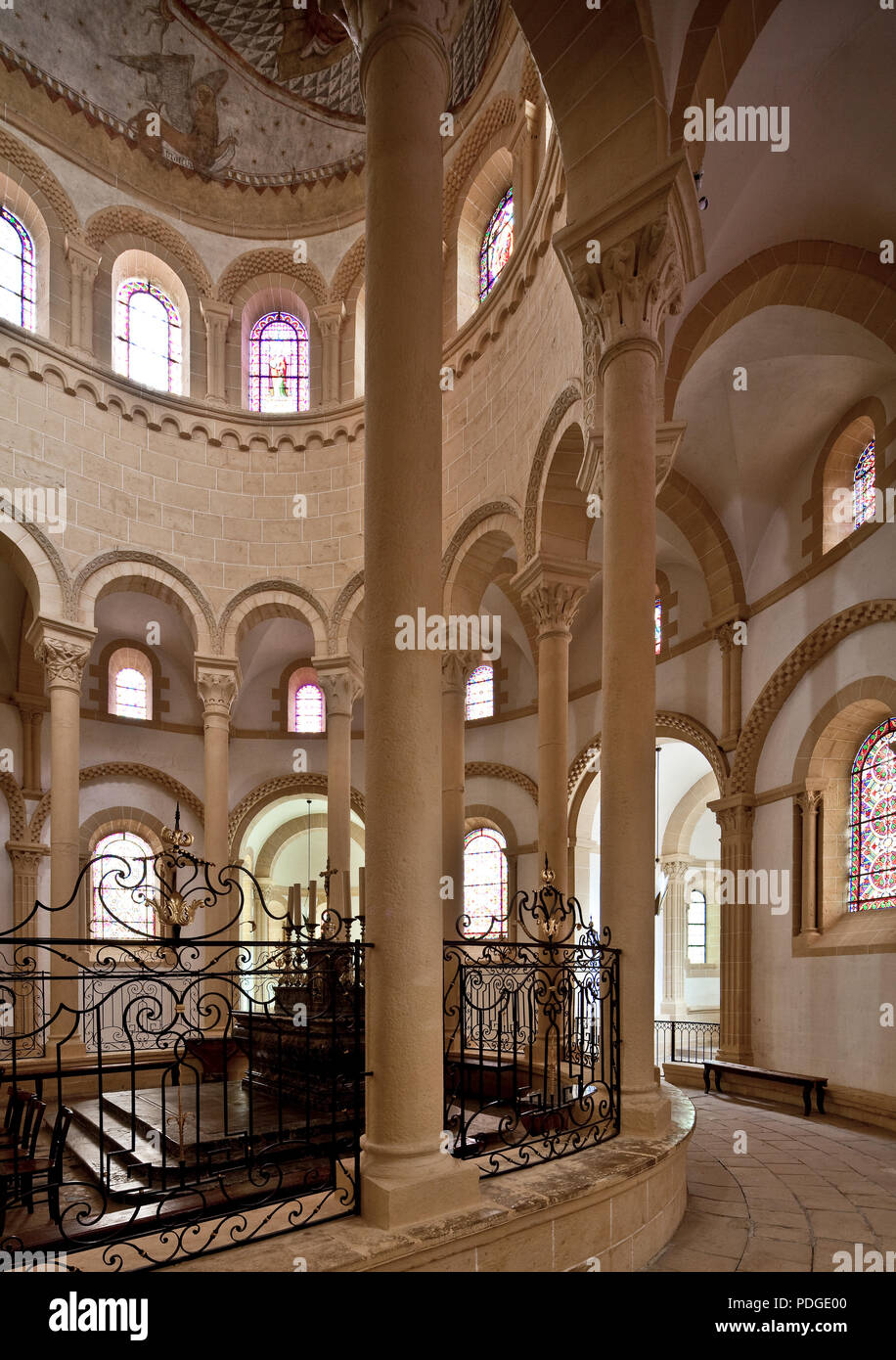 Frankr Paray-le Monial Burgund Basilika Sacre-Coeur. Begonnen um 1100 Blick durch den Chorumgang nach Nordosten Farbfassung 2005 nach Befund dem des 1 Foto Stock