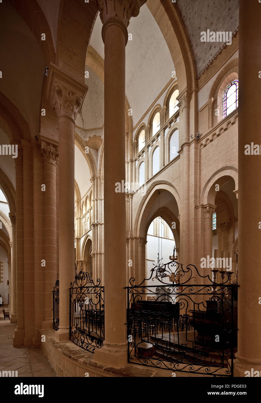 Frankr Paray-le Monial Burgund Basilika Sacre-Coeur. Begonnen um 1100 Blick durch den Chorumgang nach Nordwesten Farbfassung 2005 nach dem des Befund Foto Stock