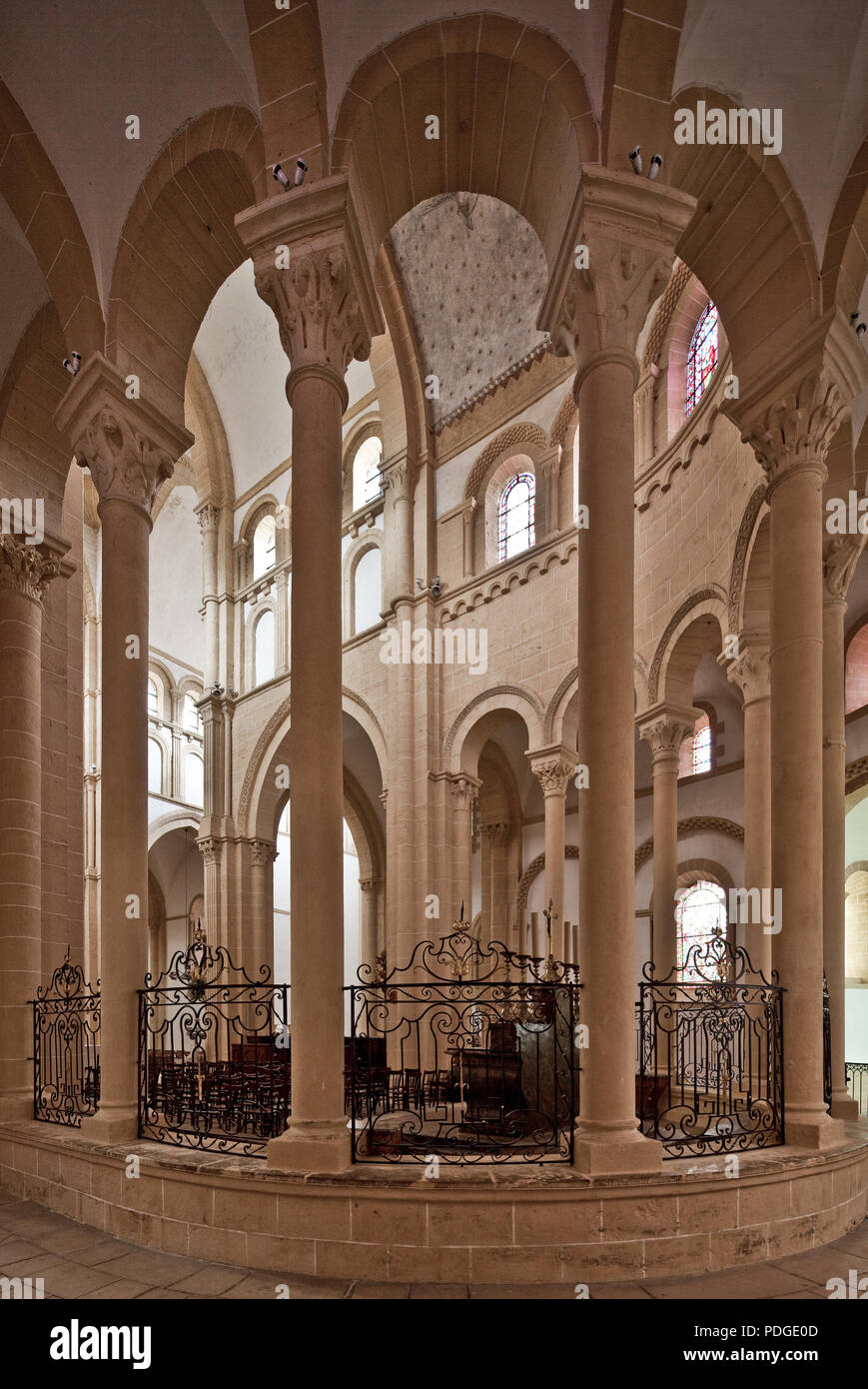 Frankr Paray-le Monial Burgund Basilika Sacre-Coeur. Begonnen um 1100 Blick durch den Chorumgang nach Nord- Nordwest Farbfassung 2005 nach Befund dem Foto Stock