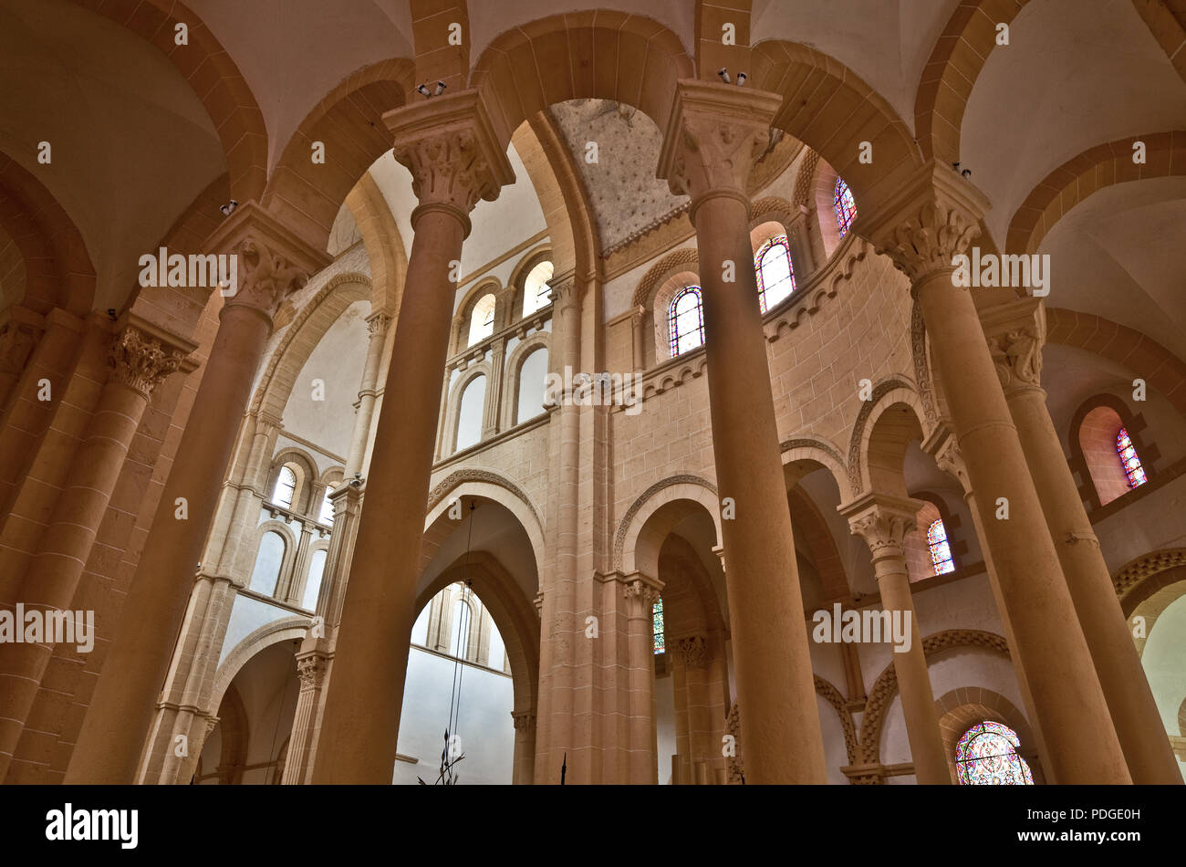 Frankr Paray-le Monial Burgund Basilika Sacre-Coeur. Begonnen um 1100 Blick durch den Chorumgang nach Nord- Nordwest Farbfassung 2005 nach Befund dem Foto Stock