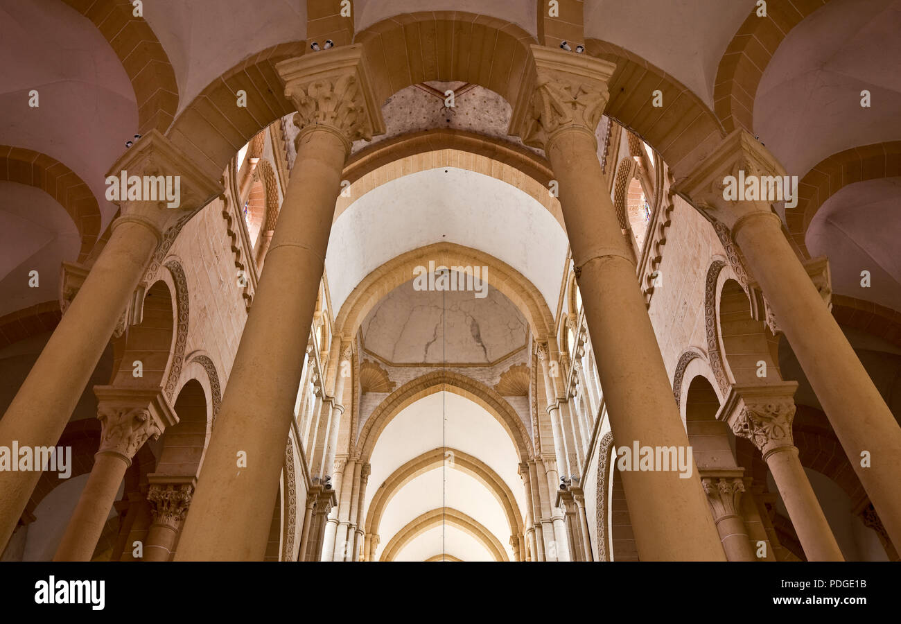 Frankr Paray-le Monial Burgund Basilika Sacre-Coeur. Begonnen um 1100 Blick durch den Chorumgang nach Westen Farbfassung 2005 nach Befund dem des 15 J Foto Stock