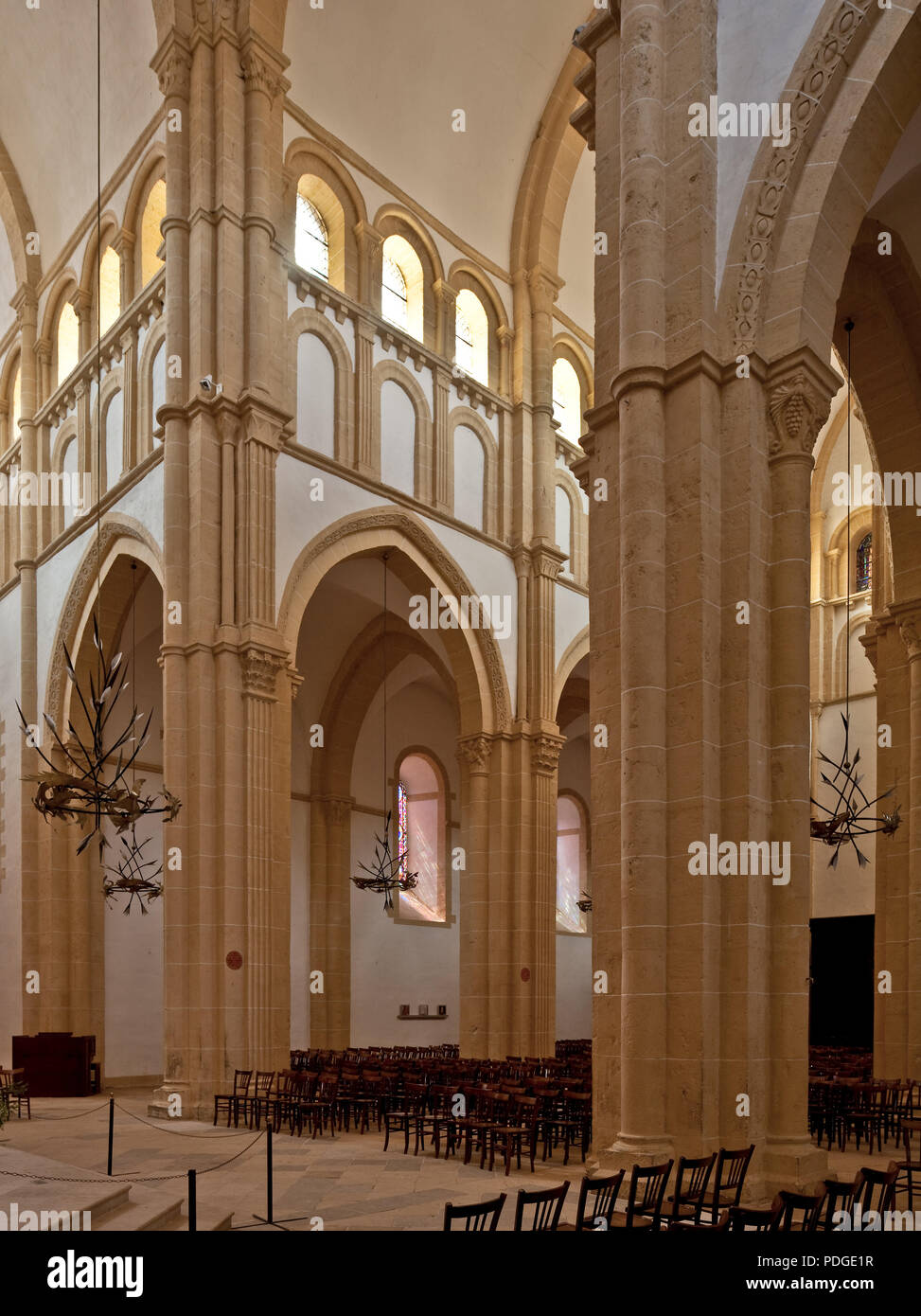 Frankr Paray-le Monial Burgund Basilika Sacre-Coeur Begonnen um 1100 Innenraum nach Südwesten Farbfassung 2005 nach Befund dem des 15 Jh Foto Stock