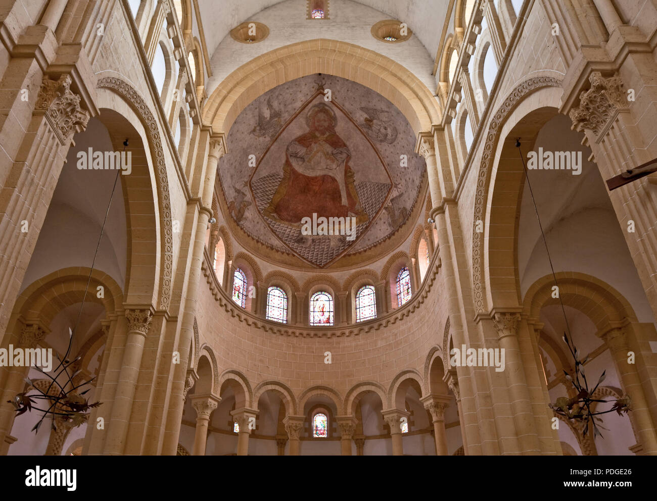 Paray-le Monial Burgund Basilika Sacre-Coeur 70923 Begonnen um 1100 Farbfassung 2005 nach Befund dem des 15 Jh Schrägblick in die Chorapsis mit Fresk Foto Stock