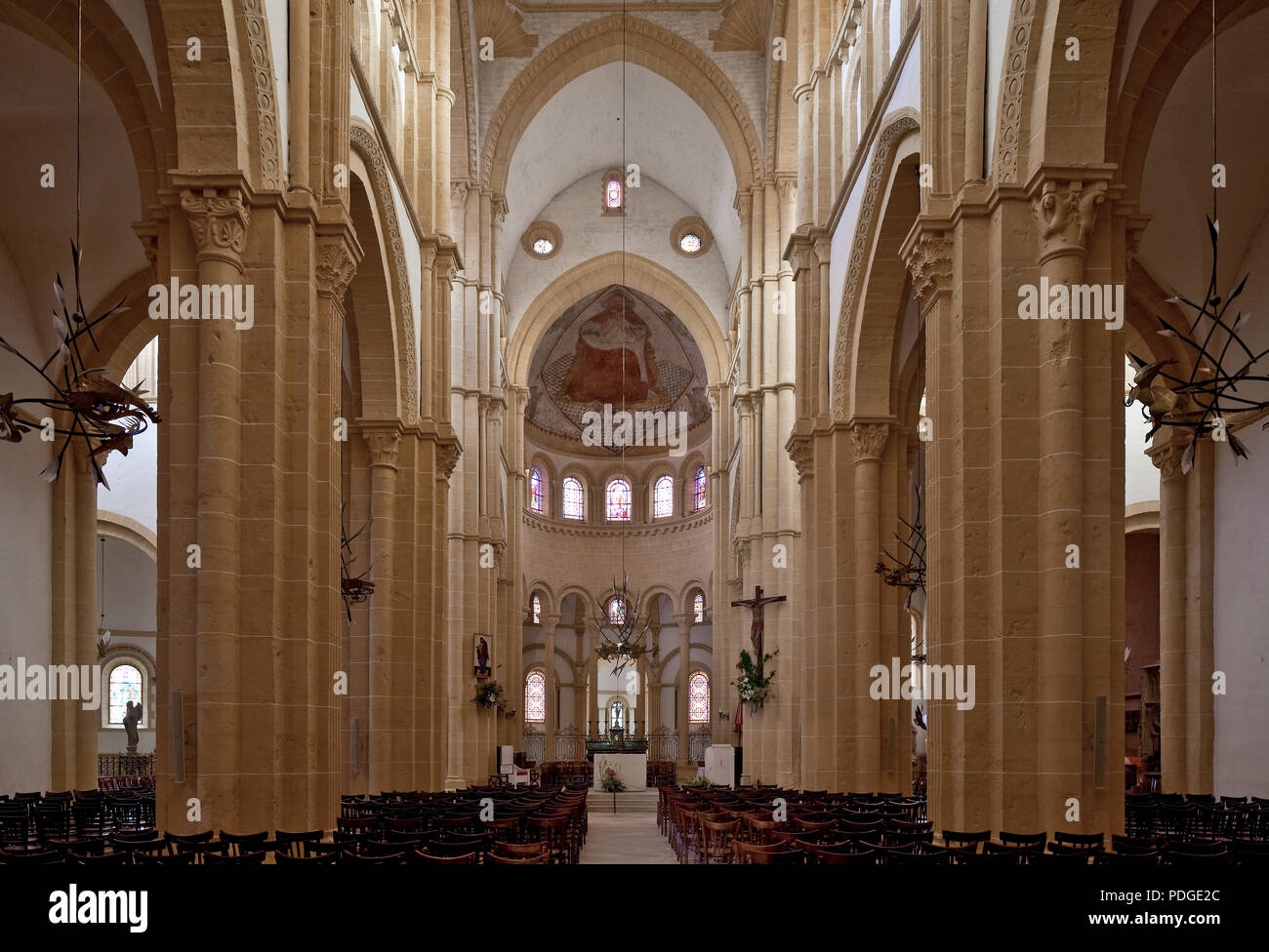 Frankr Paray-le Monial Burgund Basilika Sacre-Coeur Begonnen um 1100 Innenraum nach Osten Farbfassung 2005 nach Befund dem des 15 Jh Apsisfresko um 14 Foto Stock