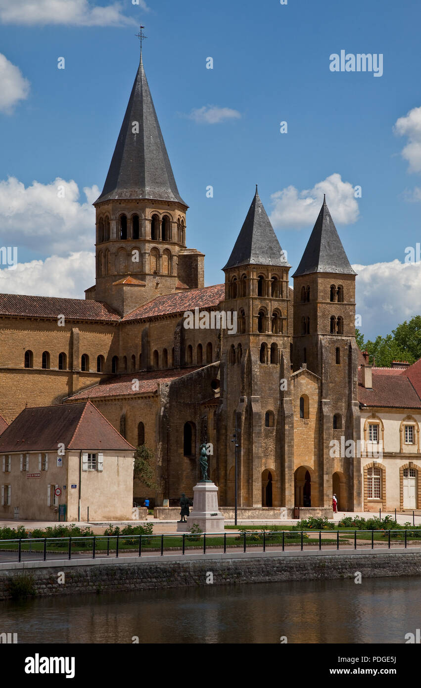Paray-le Monial Burgund Basilika Sacre-Coeur Begonnen um 1100 nartece und Südturm 11 Jh rechts Klostergebäude 18 Jh Ansicht von Nordwesten Foto Stock