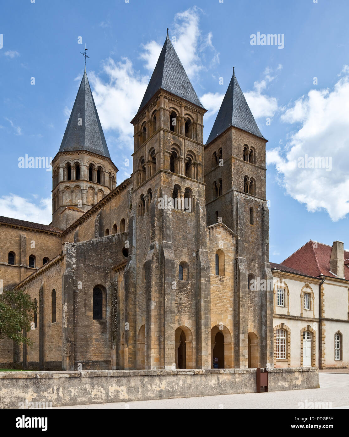 Paray-le Monial Burgund Basilika Sacre-Coeur Begonnen um 1100 nartece und Südturm 11 Jh rechts Klostergebäude 18 Jh Ansicht von Nordwesten Foto Stock