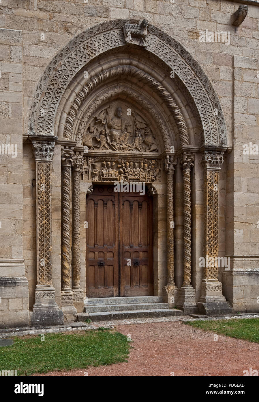 Semur-en-Brionnais Burgund St-Hilaire Begonnen im frühen 12 Jh Westportal Im Tympanon Maiestas Domini im Archtrav Szenen aus der Vita des hl Hilarius Foto Stock