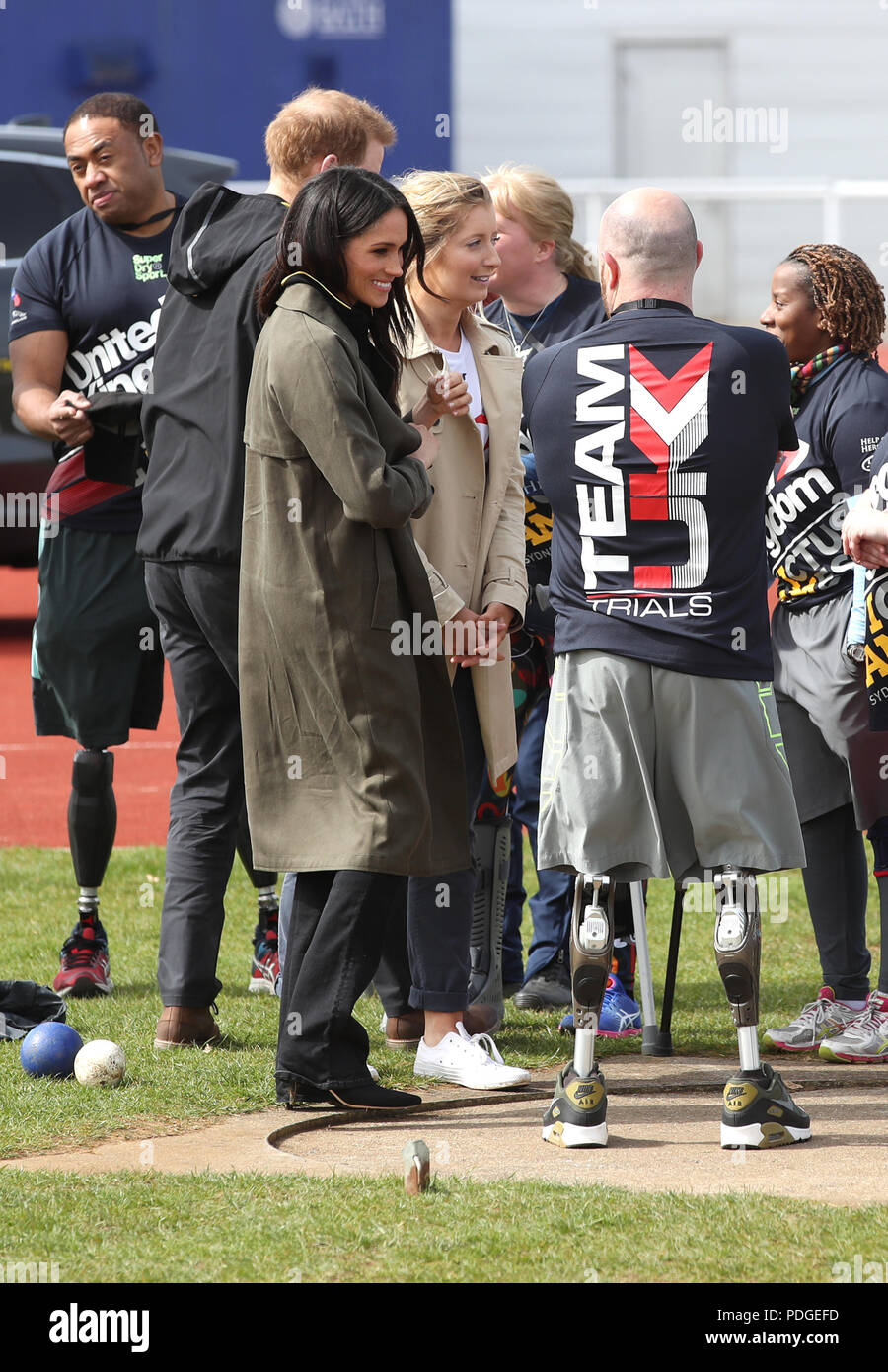 Il principe Harry e la Sig.ra Meghan Markle come frequentano il team britannico Invictus Games processi tenuti a Bath University formazione sportiva villaggio nel Somerset. Foto Stock Il principe Harry e la Sig.ra Meghan Markle come frequentano il team britannico Invictus Games processi tenuti a Bath University formazione sportiva villaggio nel Somerset. Foto Stock