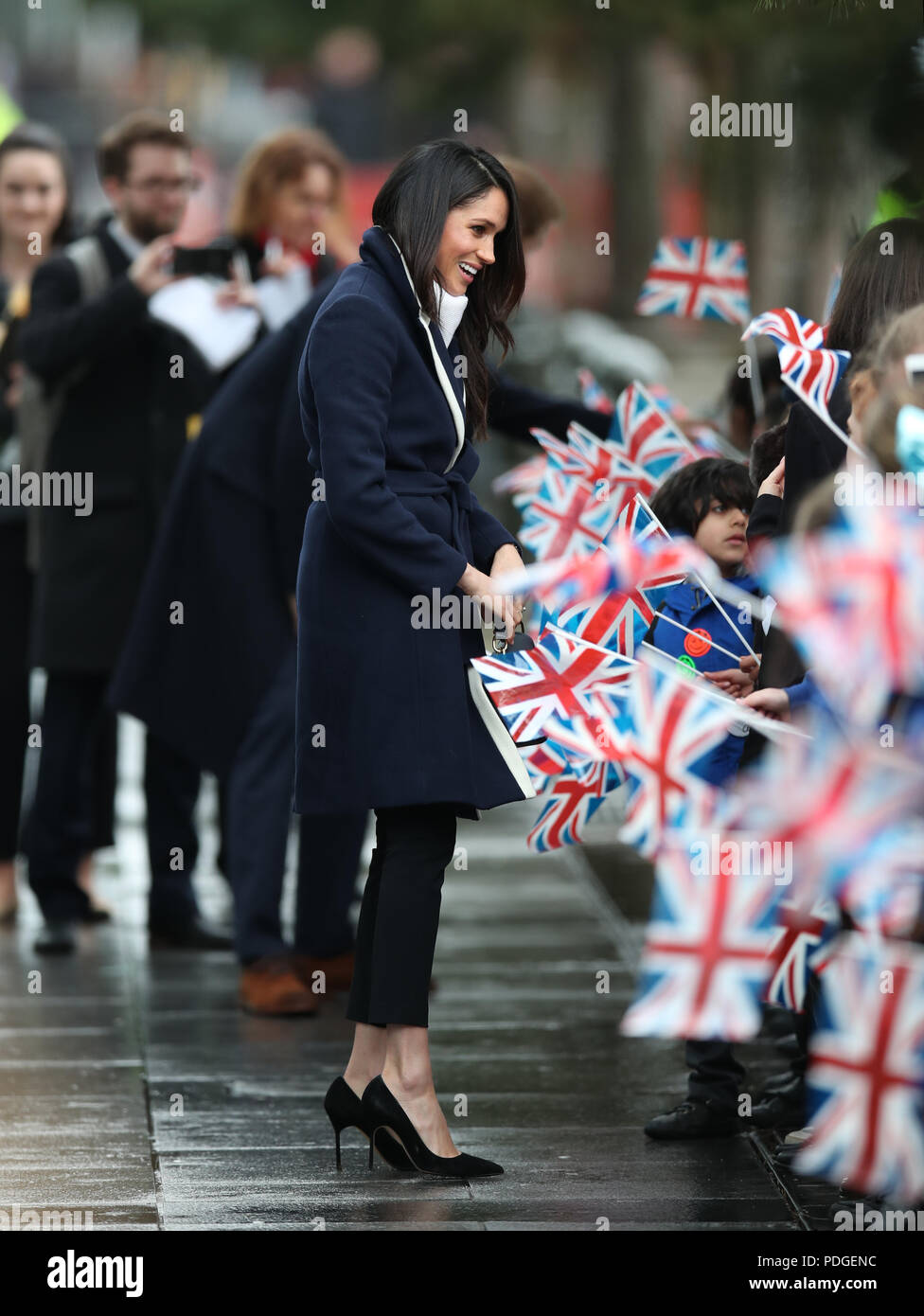 Il principe Harry e la Sig.ra Meghan Markle sono accolti dai bambini della scuola come arrivano al Millennium Point in Birmingham Foto Stock