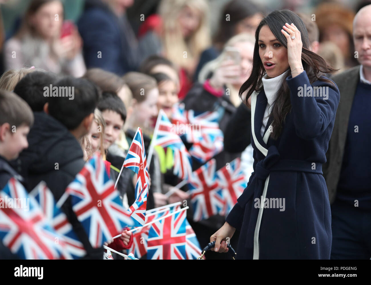 Il principe Harry e la Sig.ra Meghan Markle sono accolti dai bambini della scuola come arrivano al Millennium Point in Birmingham Foto Stock