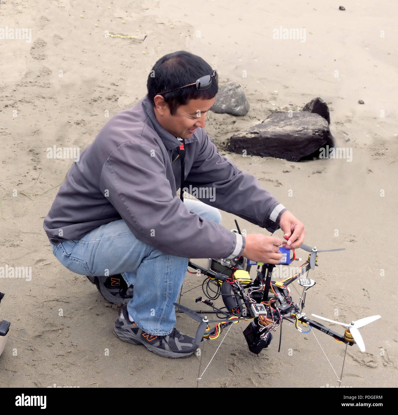 Un uomo dimostra i suoi battenti fotocamera remota drone Foto Stock