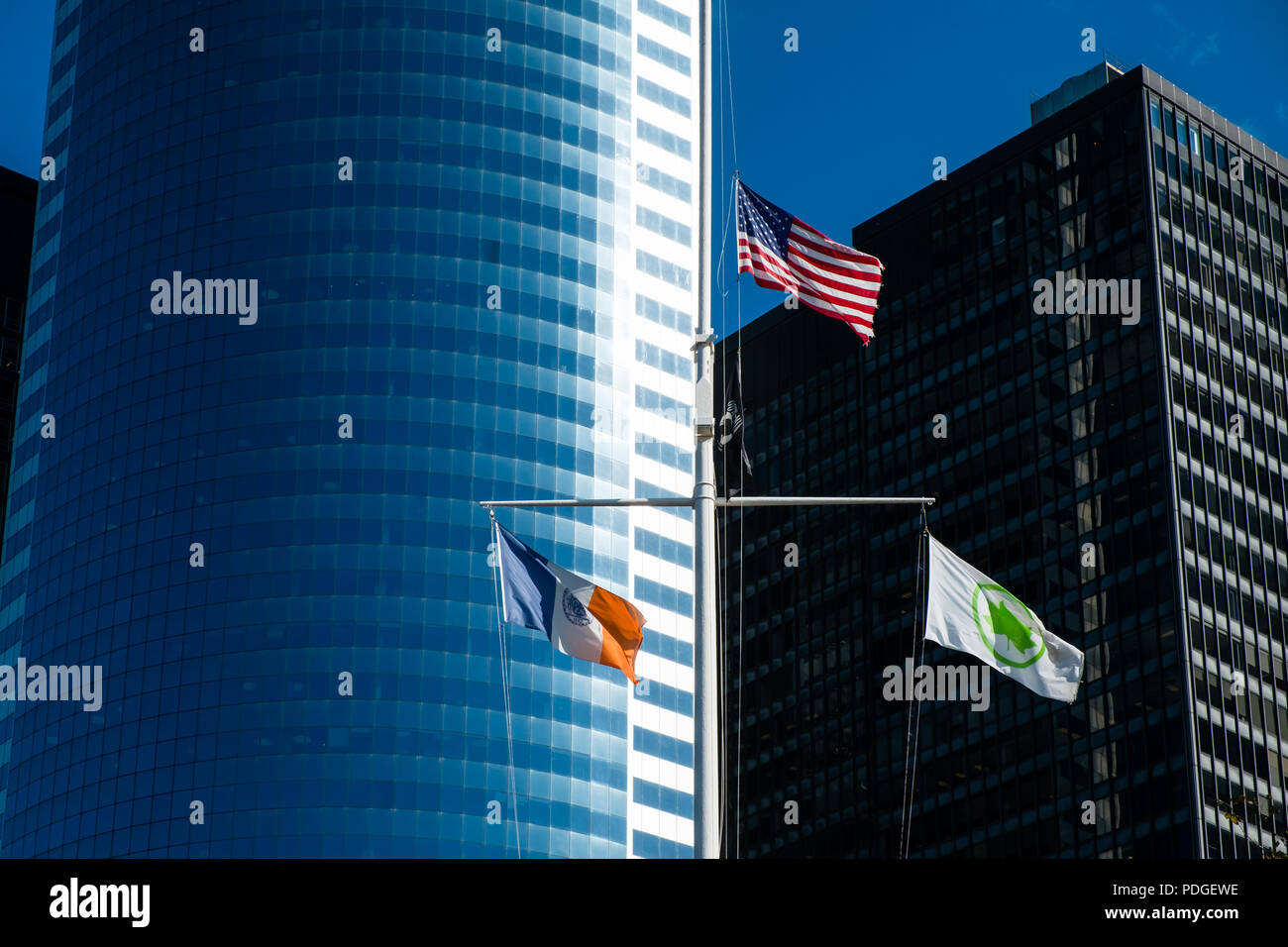 3 bandiere nella parte anteriore dei grattacieli di New York City Foto Stock