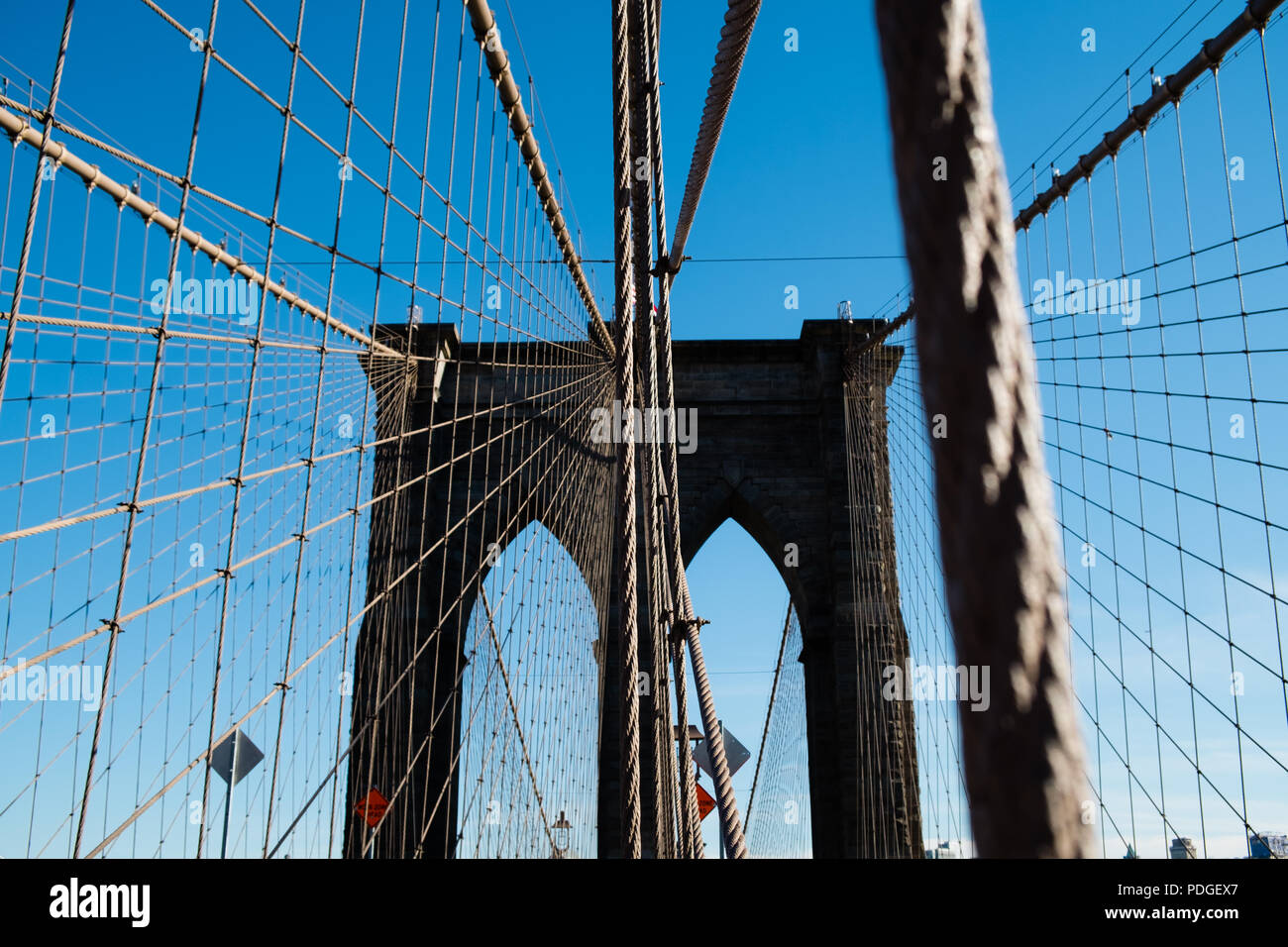 Ponte di Brooklyn con cavi in primo piano Foto Stock