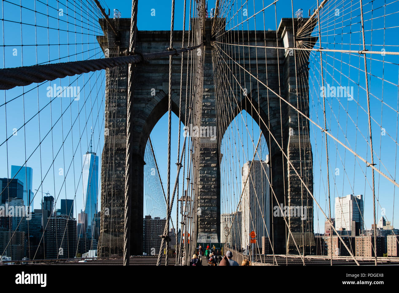 Ponte di Brooklyn con il World Trade Center in background Foto Stock