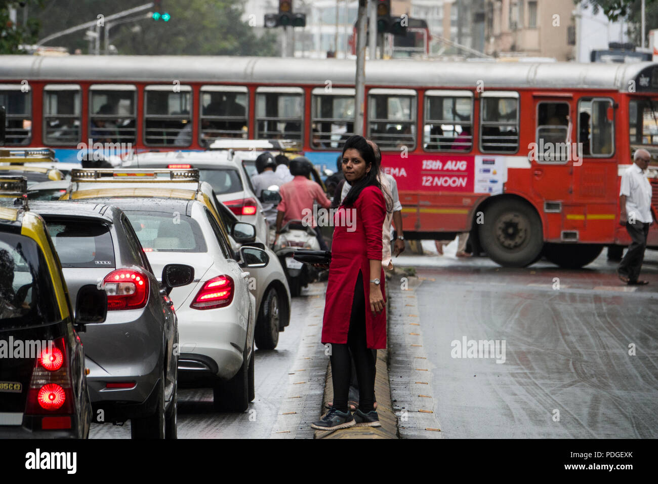 Il traffico intenso street scene in Kamathipura, Mumbai, Maharashtra, India Foto Stock