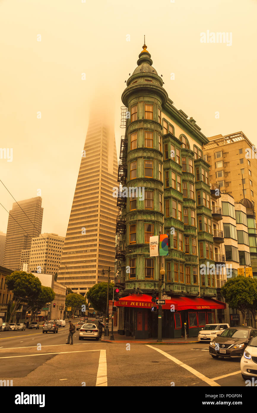 San Francisco è stata coperta con fumo colpiti dalla contea di Yolo wildfire sulla luglio 01, 2018, California, Stati Uniti. Foto Stock