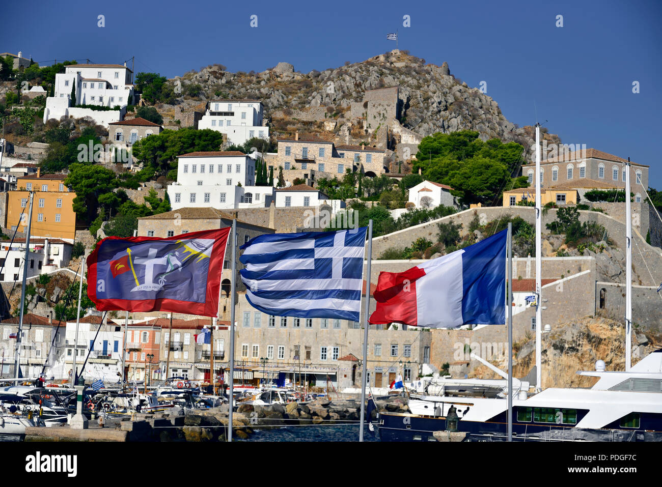 Sventolando bandiere in città Hydra, Hydra Island, Grecia Foto Stock