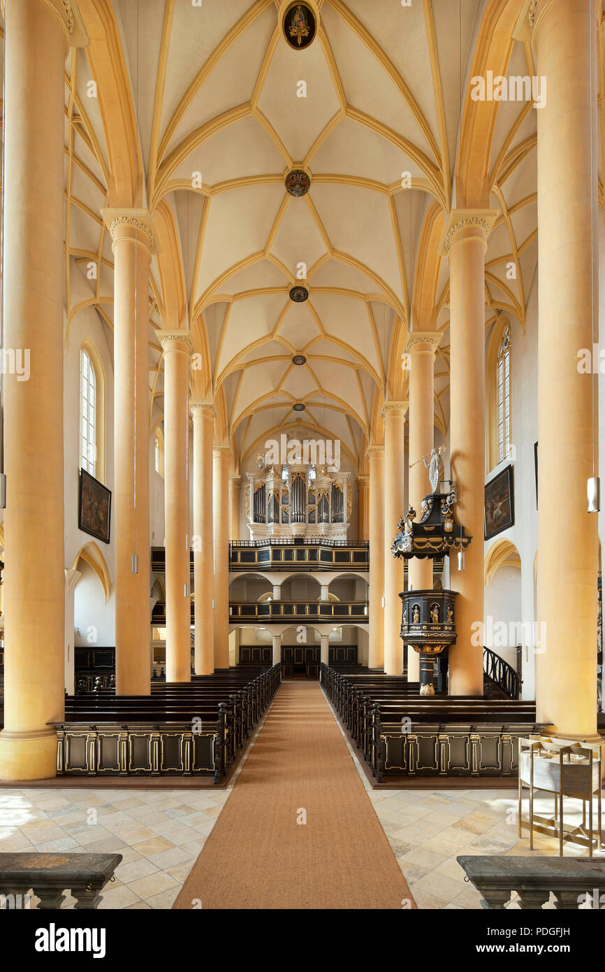 Iphofen, San Vito. Stadtpfarrkirche von 1349. Blick zur Orgel durch das Hauptschiff. Foto Stock