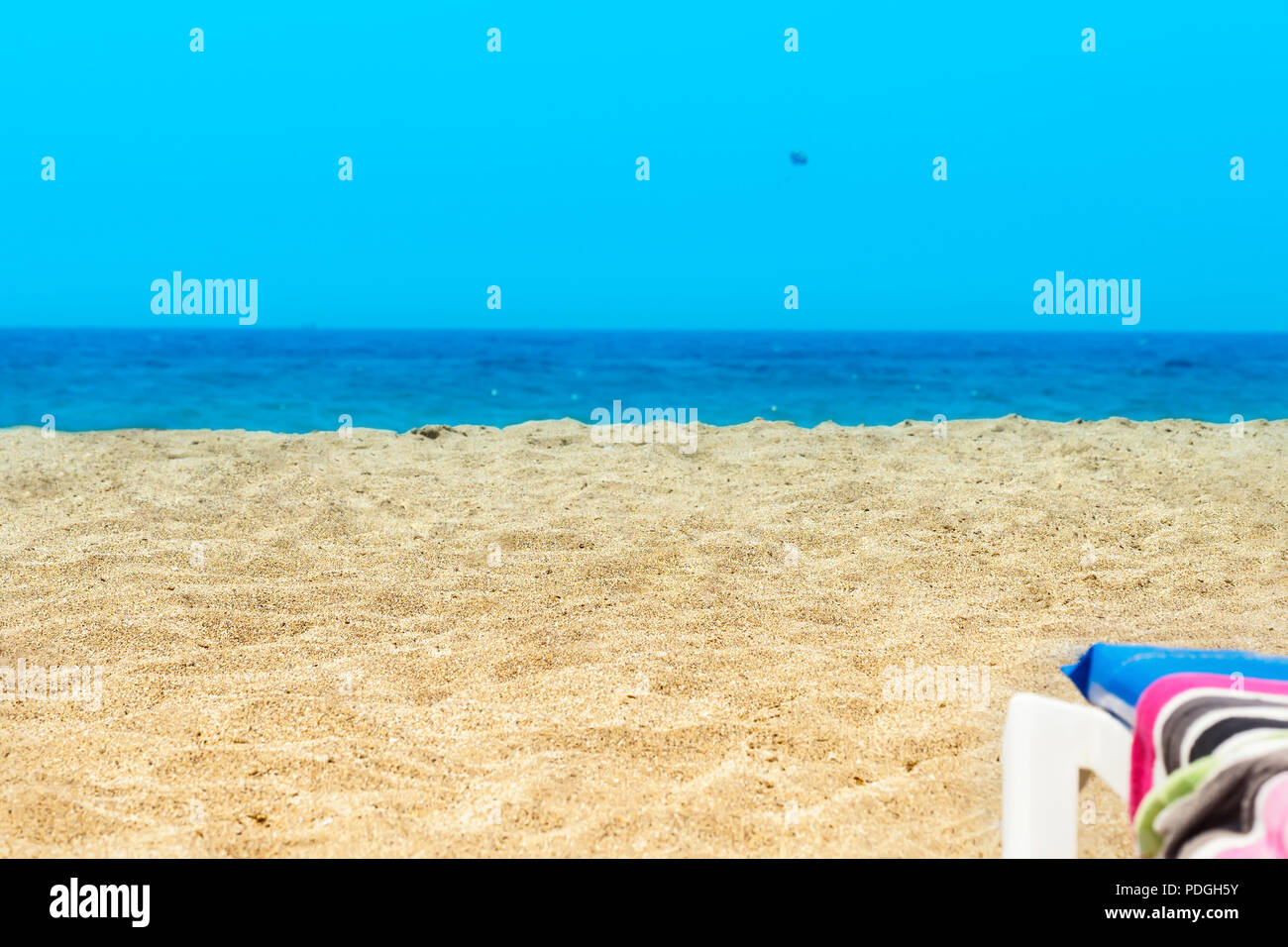 Solitarie deserta spiaggia sabbiosa con giallo sabbia sul mare il giorno in estate il calore mediterraneo Foto Stock