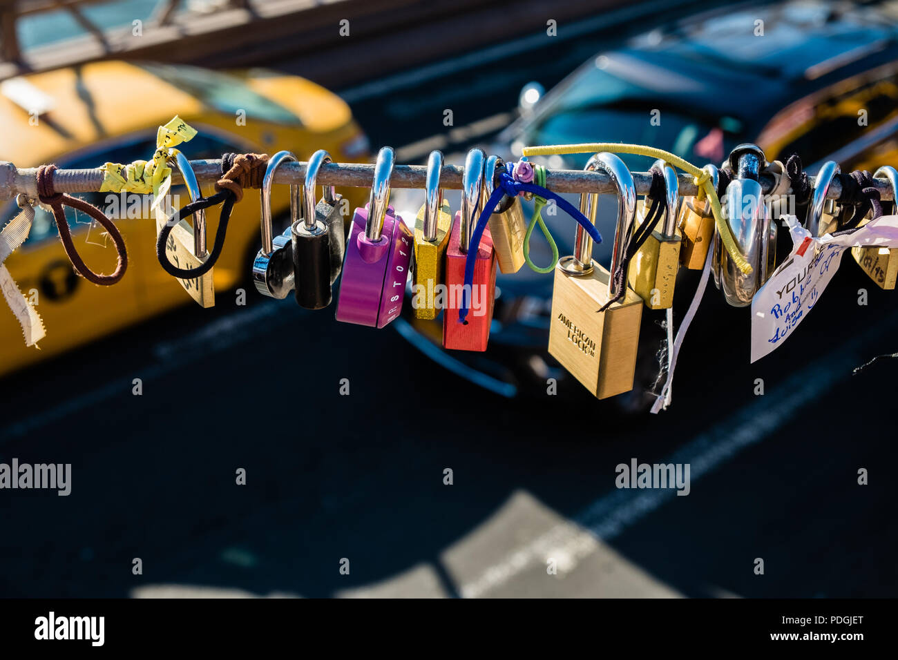 Amore si blocca sul ponte di Brooklyn, New York City Foto Stock