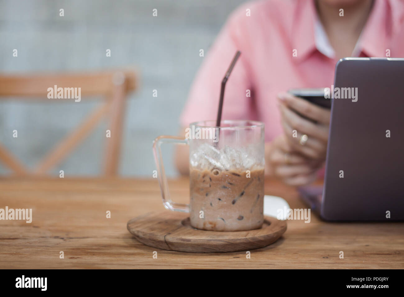 Donna che utilizza smart phone nel coffee shop, stock photo Foto Stock
