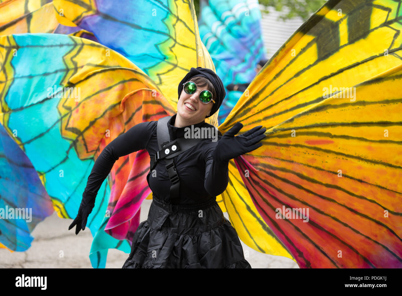 Cleveland, Ohio, Stati Uniti d'America - 9 giugno 2018 donna vestire come una farfalla all'arte astratta festival Parade il cerchio Foto Stock