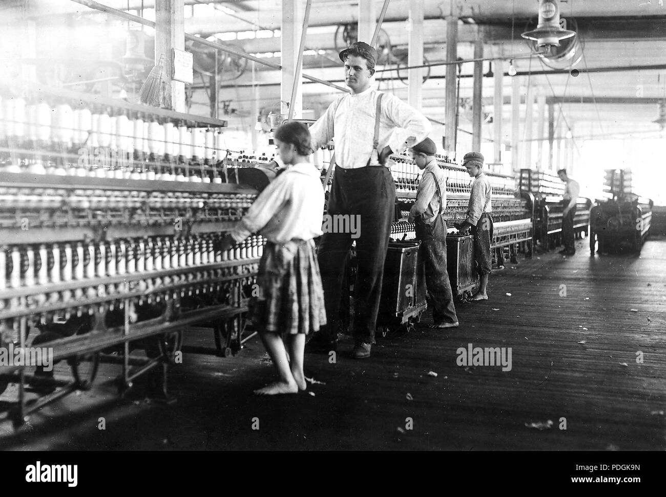 Un giovane spinner in Yazoo City mulini di filato. Ha affermato di essere 13, ma dubbia, Maggio 1911 Foto Stock