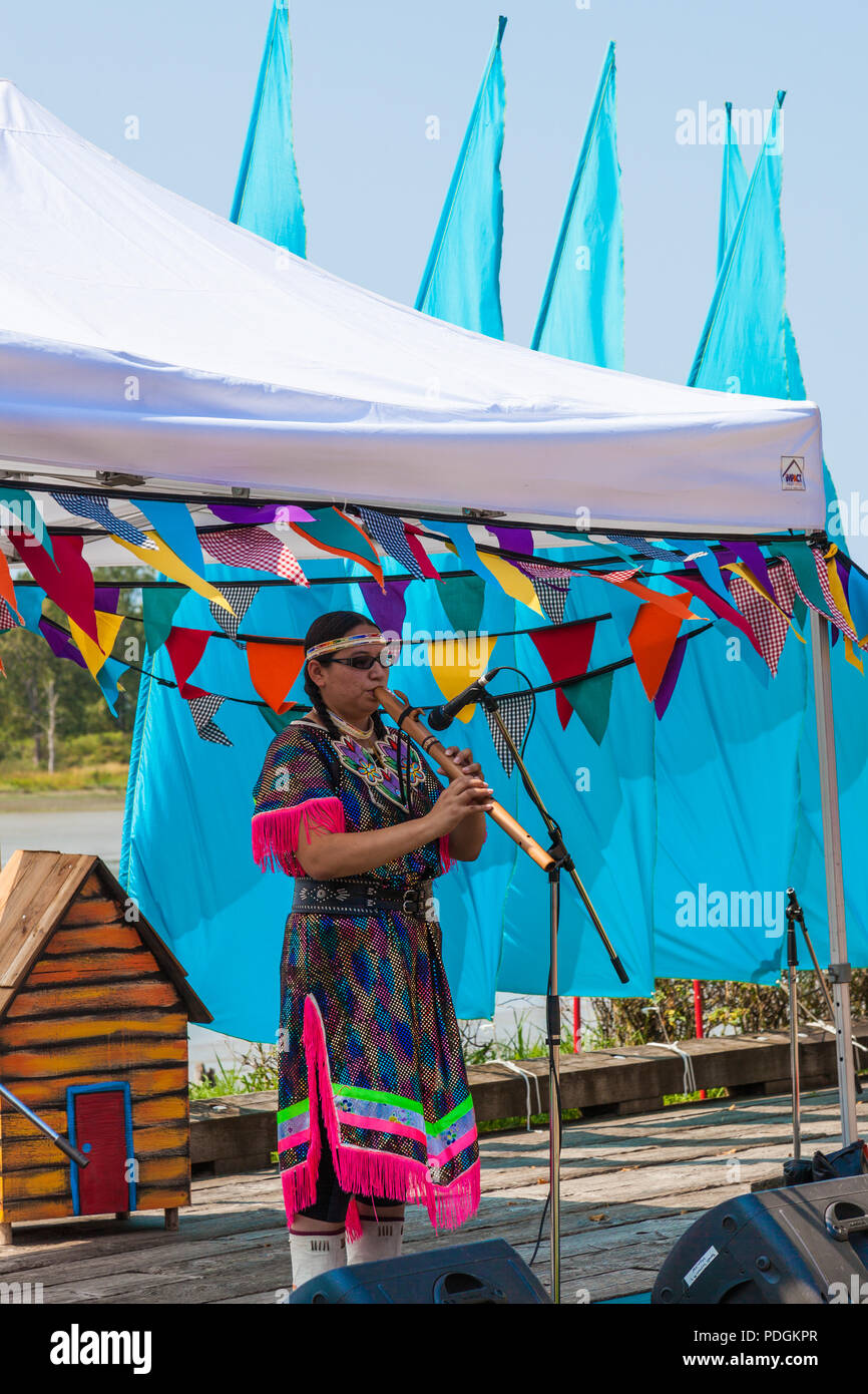 Intrattenitore indigeni giocando al 2018 Steveston Festival marittimo sulle rive del fiume Fraser Foto Stock Intrattenitore indigeni giocando al 2018 Steveston Festival marittimo sulle rive del fiume Fraser Foto Stock