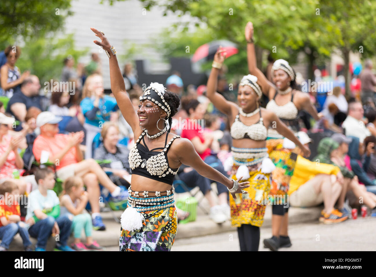 Cleveland, Ohio, Stati Uniti d'America - 9 giugno 2018 donne eseguire una danza africana all'arte astratta festival Parade il cerchio Foto Stock