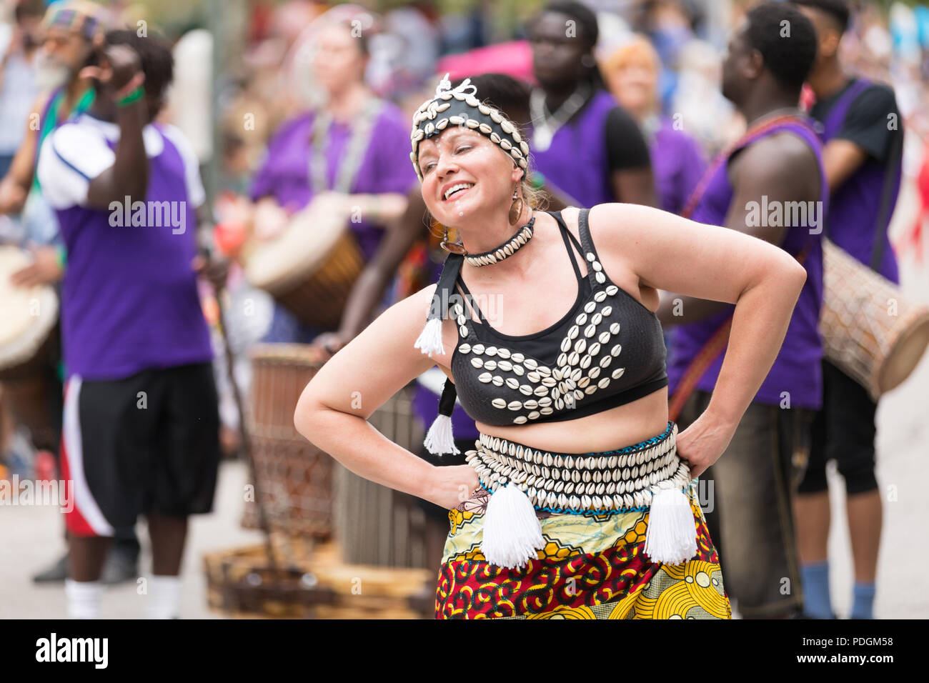 Cleveland, Ohio, Stati Uniti d'America - 9 giugno 2018 donne eseguire una danza africana all'arte astratta festival Parade il cerchio Foto Stock