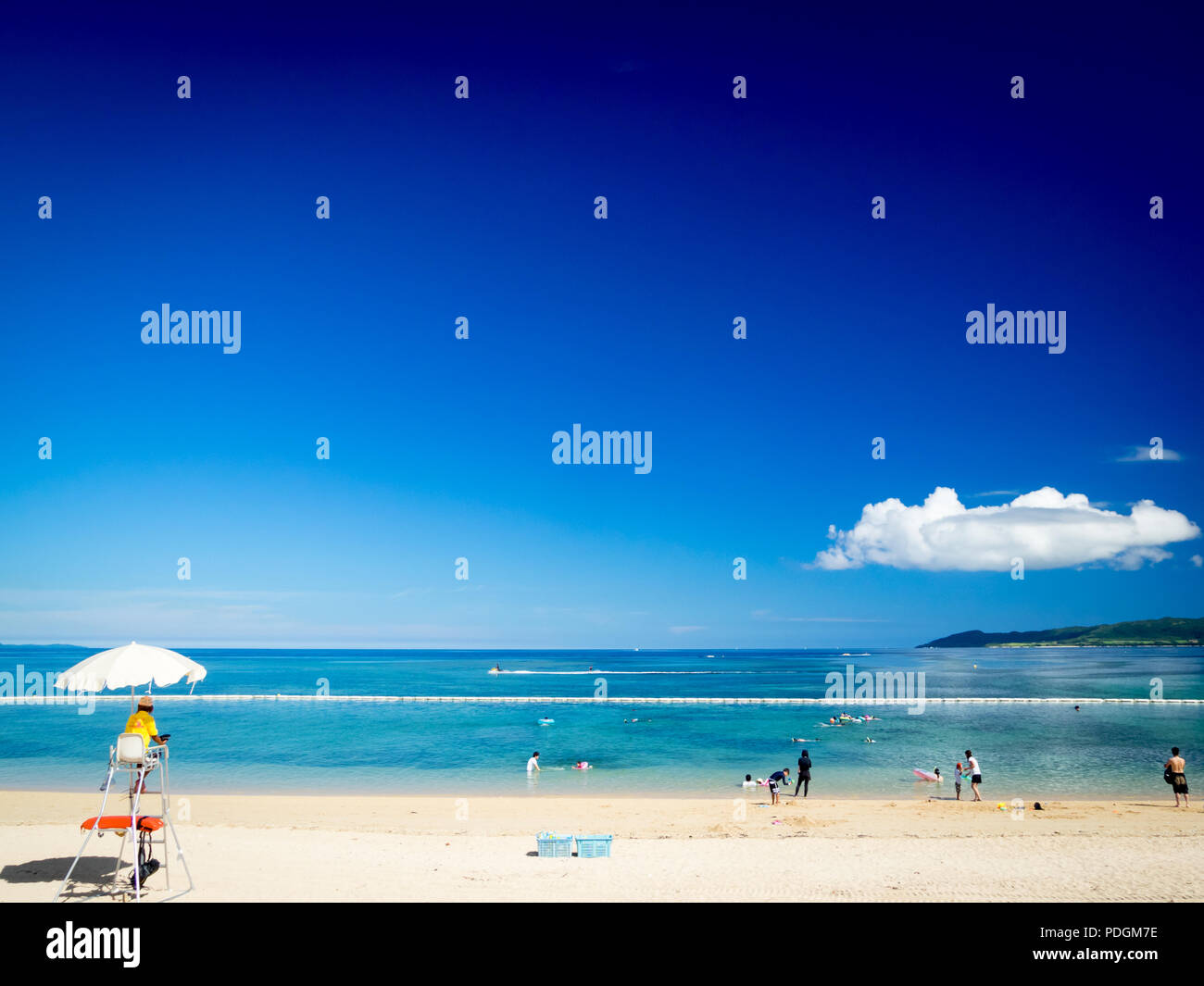 Un bagnino e beachgoers a Fusaki sulla spiaggia di Isola di Ishigaki (Isola di Ishigaki-jima), Isole Yaeyama Prefettura di Okinawa in Giappone. Foto Stock