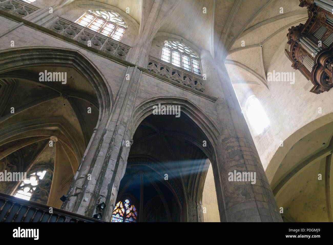 Raggi di sole da una finestra, all'interno di una cattedrale Foto Stock