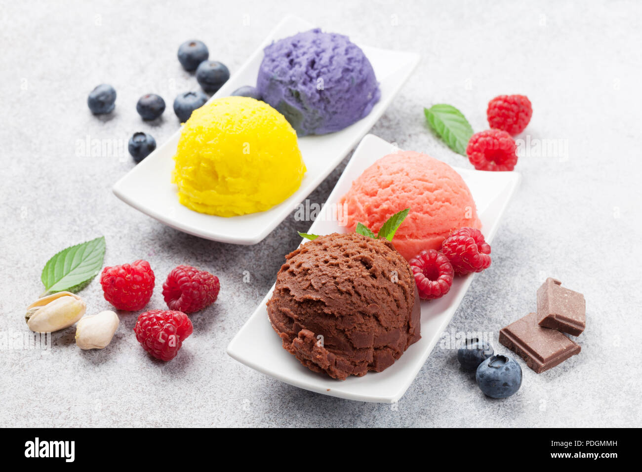Gelato con noci e bacche. Cioccolato e gelato Foto Stock