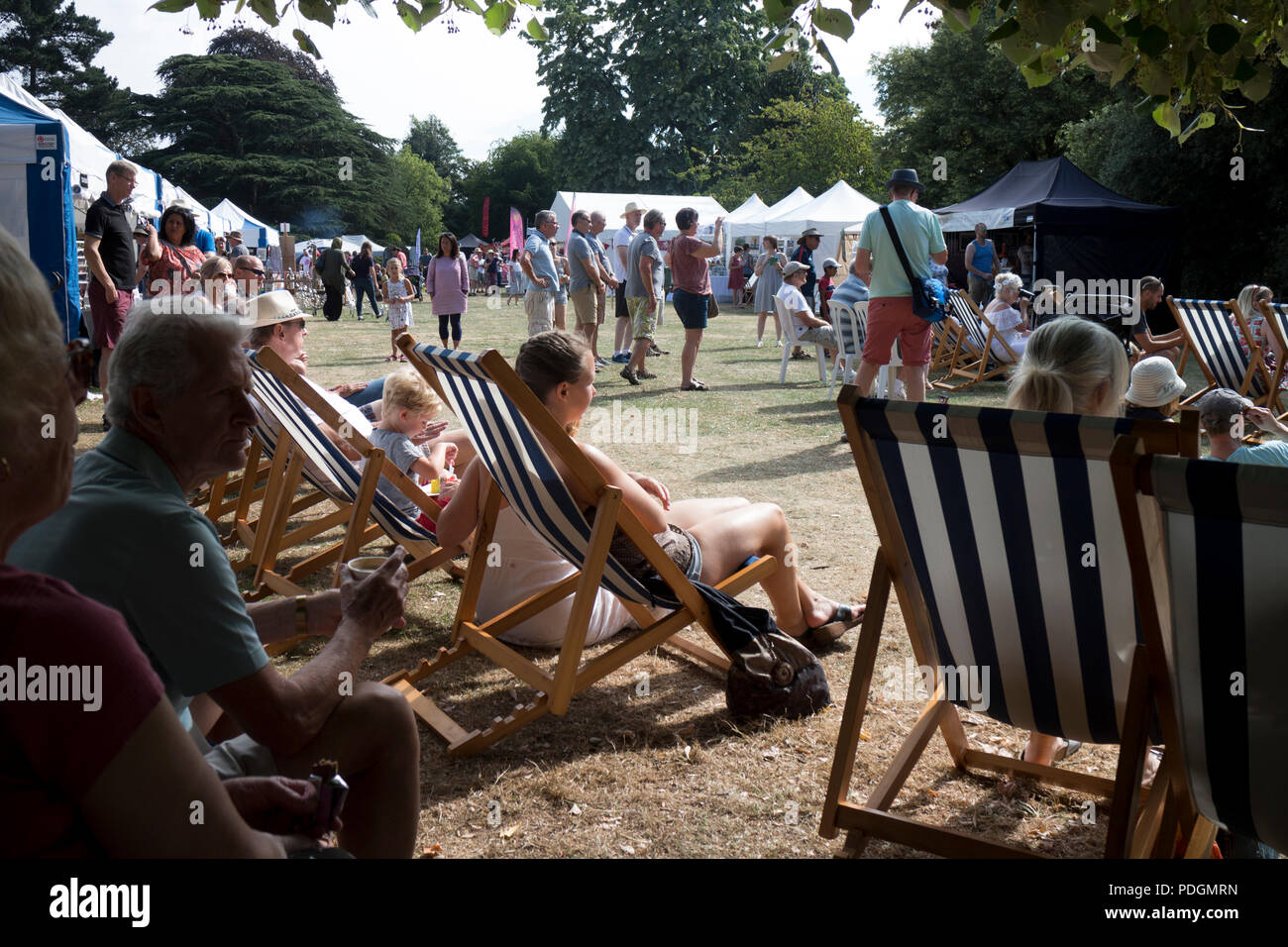 La gente all'aperto in una giornata di sole in estate, Jephson Gardens, Leamington Spa, Regno Unito Foto Stock