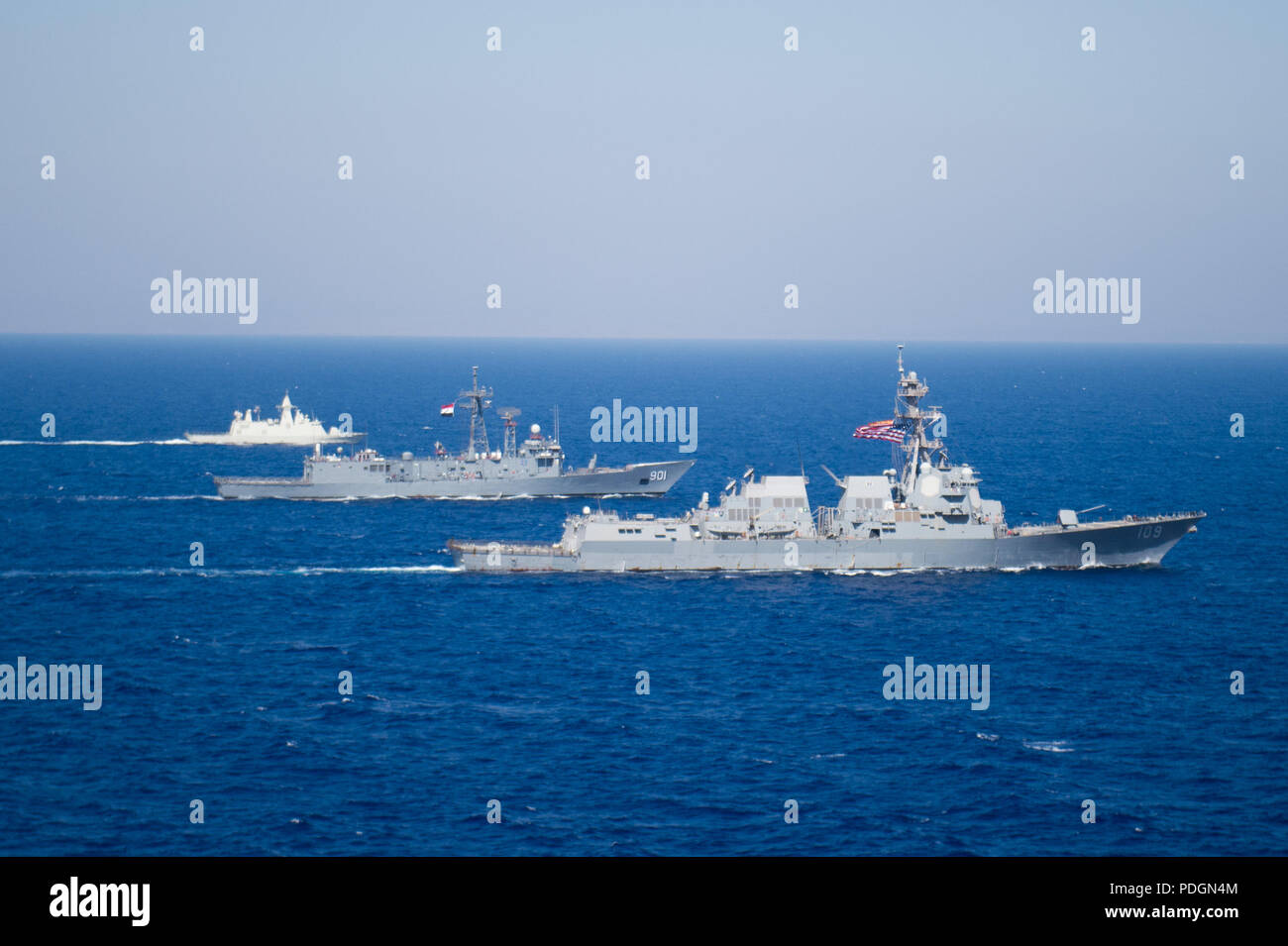 180802-N-UX013-1494 MAR ROSSO (agosto 2, 2018) le visite-missile destroyer USS Jason Dunham (DDG 109), destra, vapori a fianco della egiziano forza navale (FEN) guidato-missile frigate Sharm El-Sheikh (FFG 901) e una Marina Militare degli Emirati Arabi Uniti nave nel mare Rosso durante l'esercizio Eagle salutate 18. Eagle salutate 18 è una superficie esercizio con il fen condotta per migliorare l'interoperabilità e la guerra disponibilità, fortificare di strutture militari e relazioni passate le capacità operative di tutte le unità partecipanti. Jason Dunham è distribuito negli Stati Uniti Quinta Flotta area di operazioni a sostegno della Naval o Foto Stock