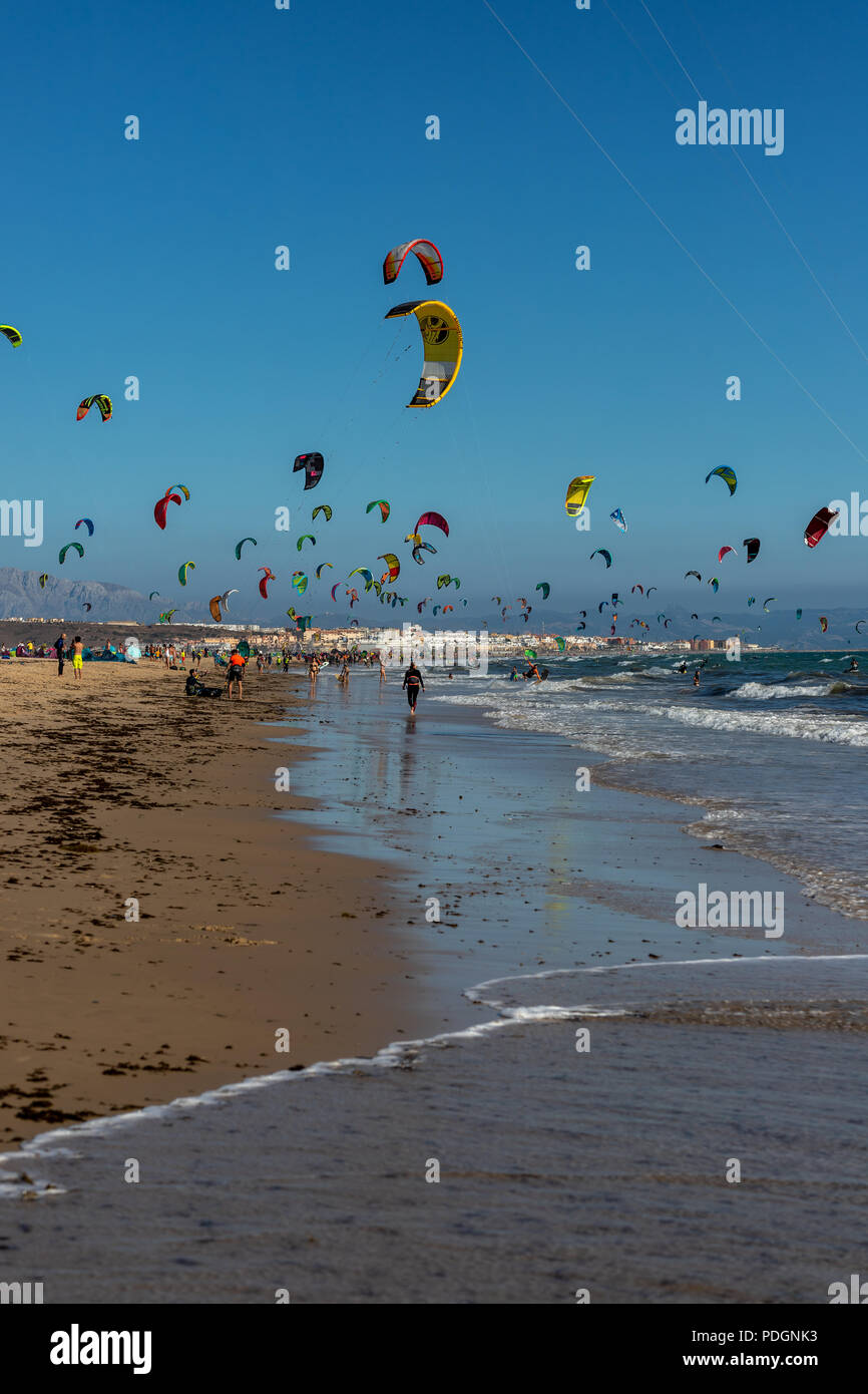 Kitesurfisti sulla spiaggia di Tarifa, Cadice, Spagna. Foto Stock