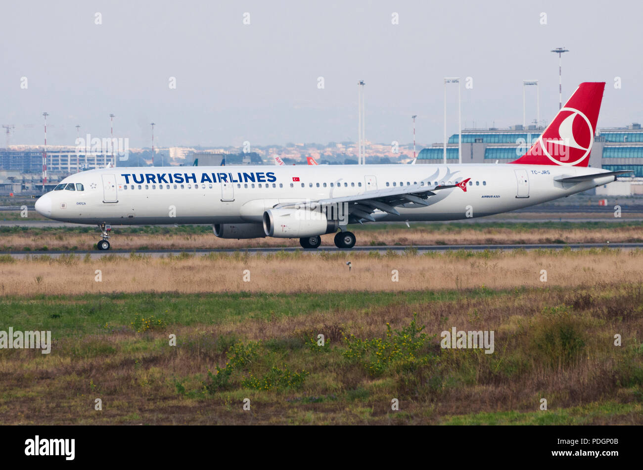 Roma, Italia - 11 luglio 2013 - Un Turkish Airlines Airbus A-321 in preparazione per il decollo all'aeroporto di Roma Fiumicino Foto Stock