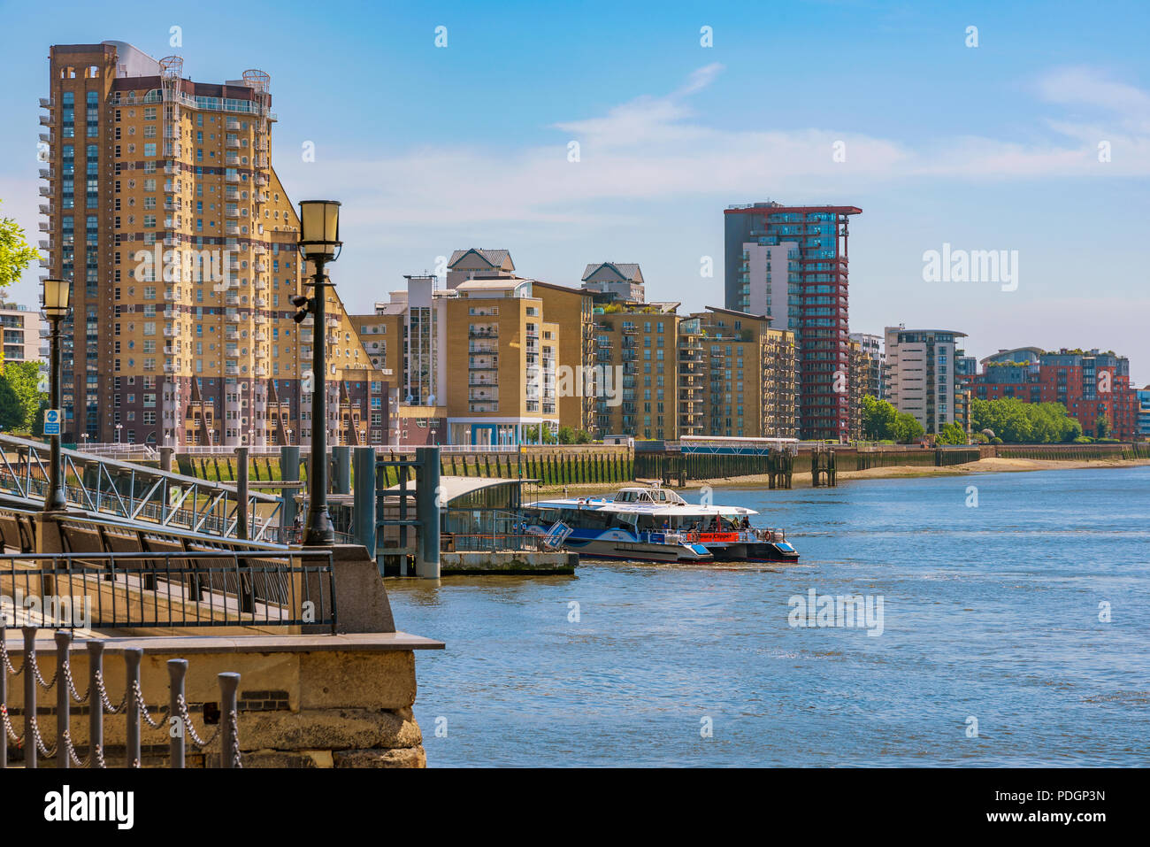 LONDON, Regno Unito - 06 giugno: Vista di edifici di appartamenti in Canary Wharf financial district lungo il fiume Tamigi a giugno 06, 2018 a Londra Foto Stock