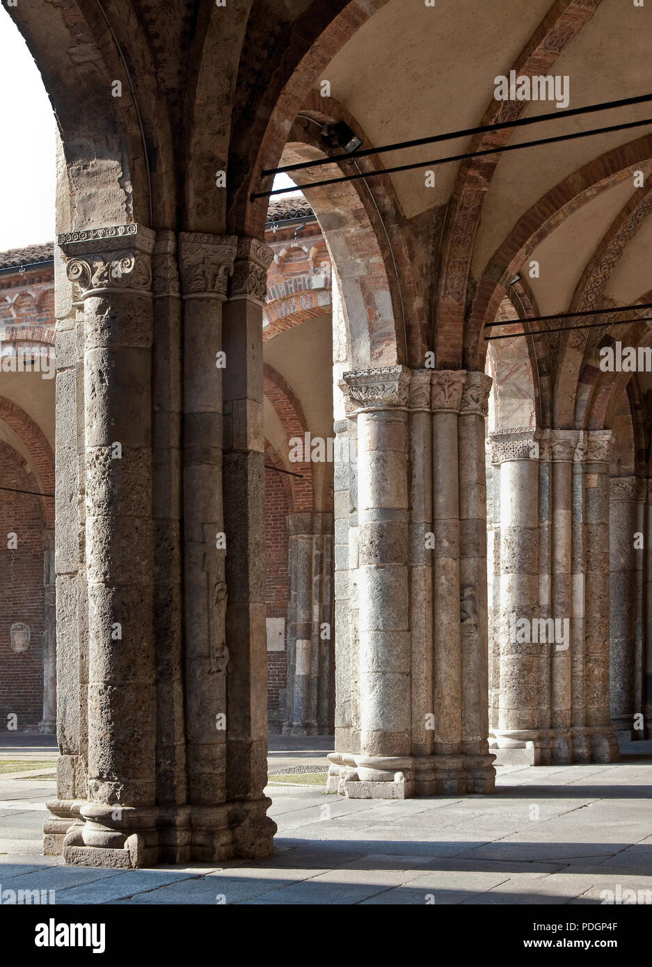 Italien Milano Mailand Kirche San Ambrogio 12 Jh nartece innen nach Nord-Nordwest links Nordflügel des Atri Foto Stock