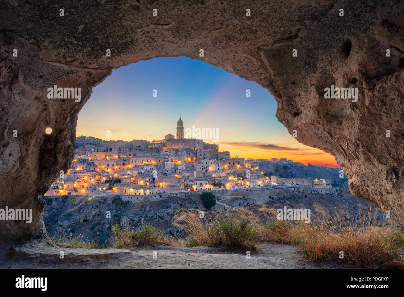 Matera, Italia. Immagine del paesaggio urbano della città medievale di Matera, Italia durante il bellissimo tramonto. Foto Stock