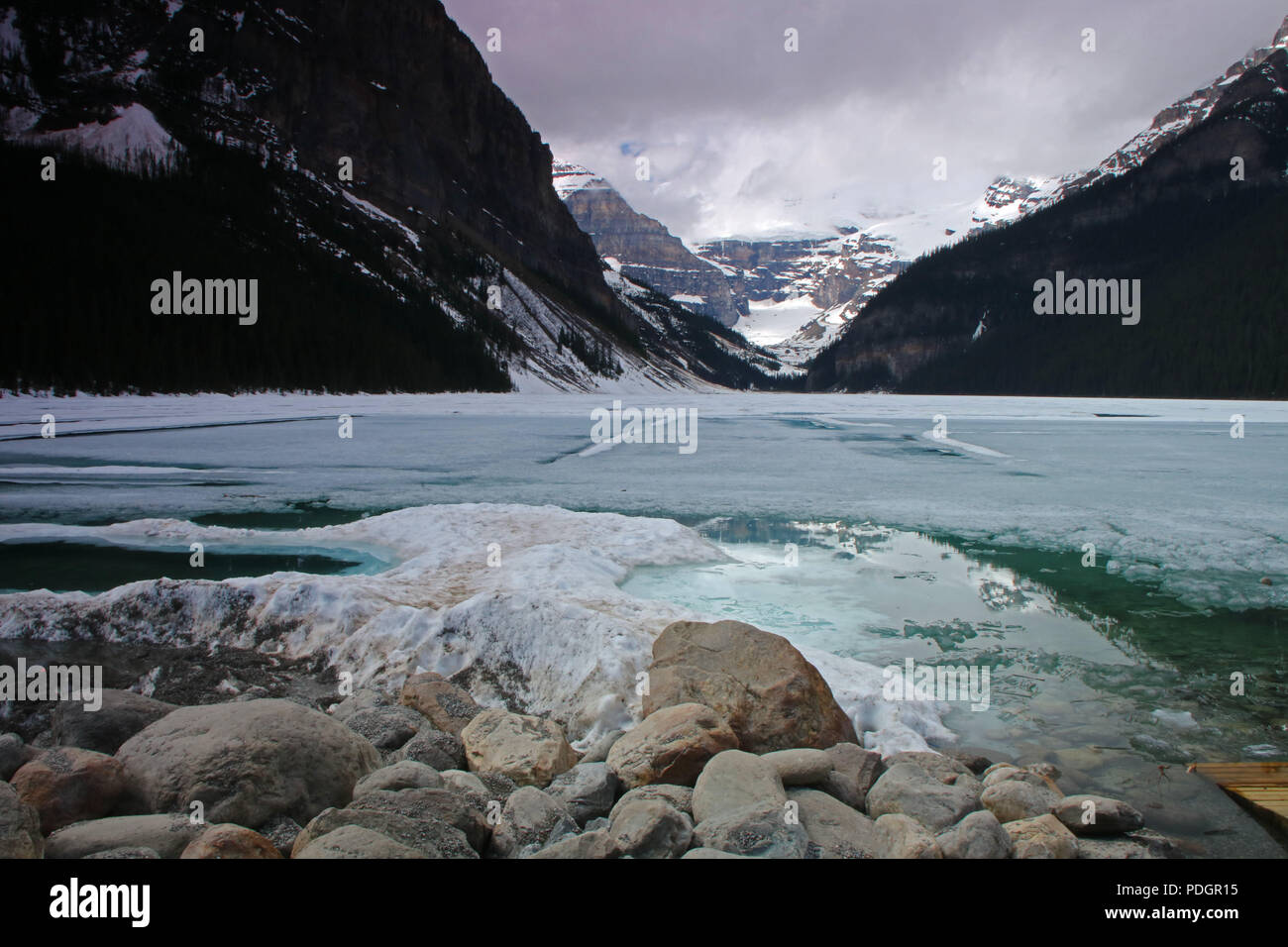 Il lago Louise in maggio. Il Parco Nazionale di Banff, Alberta, Canada Foto Stock