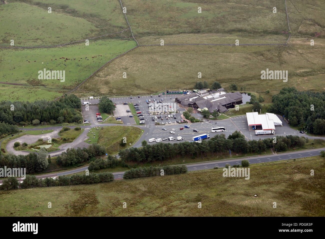 Vista aerea di servizi Tebay verso sud sull'autostrada M6, Cumbria Foto Stock