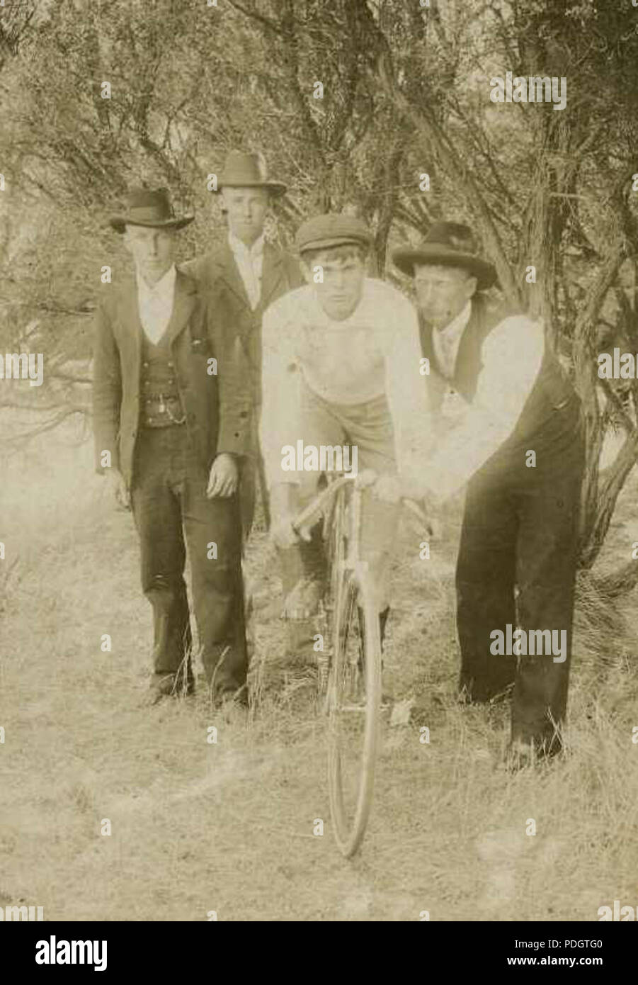 23 bicicletta circa 1896 con ragazzo e tre uomini Foto Stock