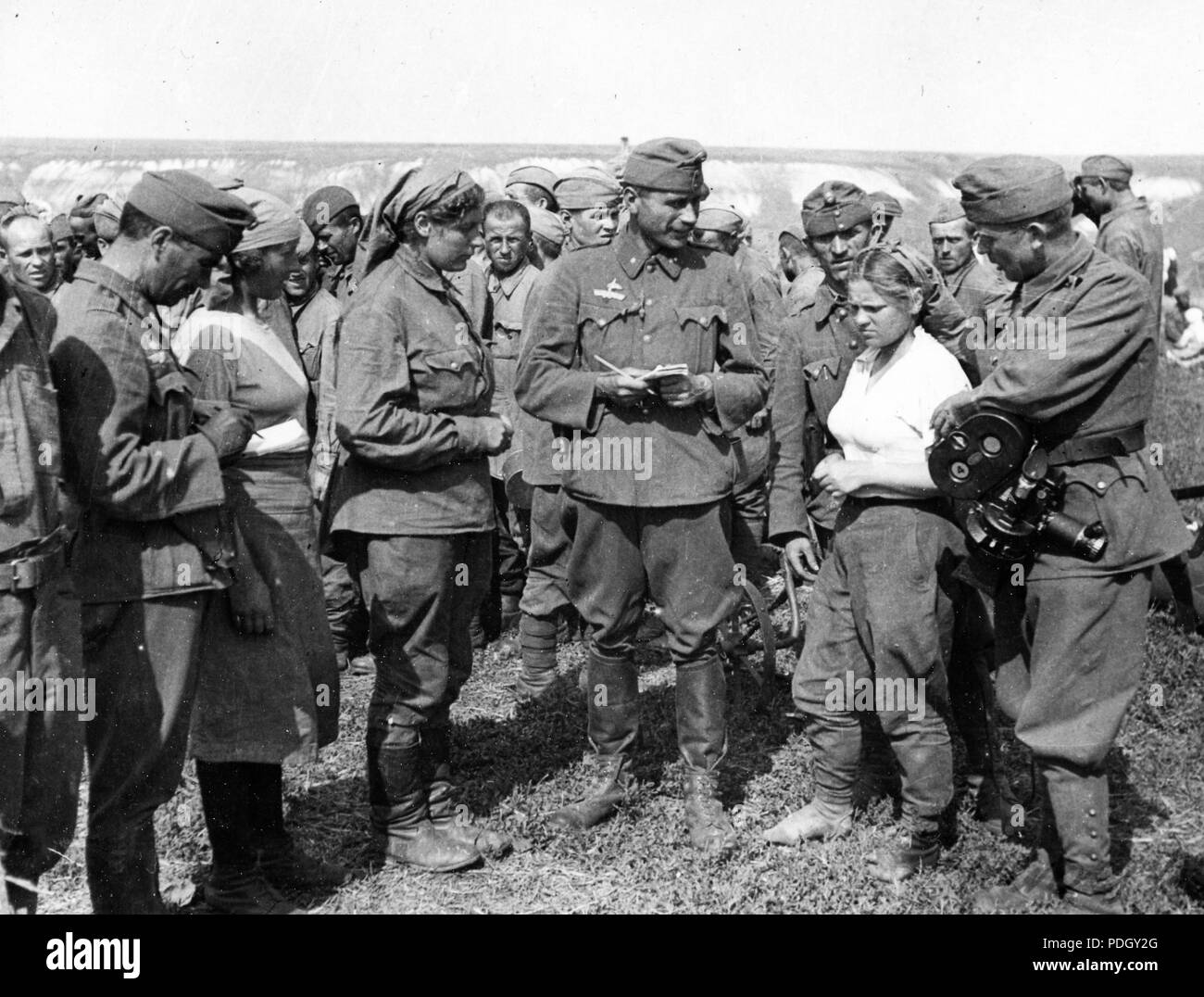 230 Movie Camera, prigioniero di guerra, corrispondente di guerra, soldato sovietico, donna soldato Fortepan 29158 Foto Stock